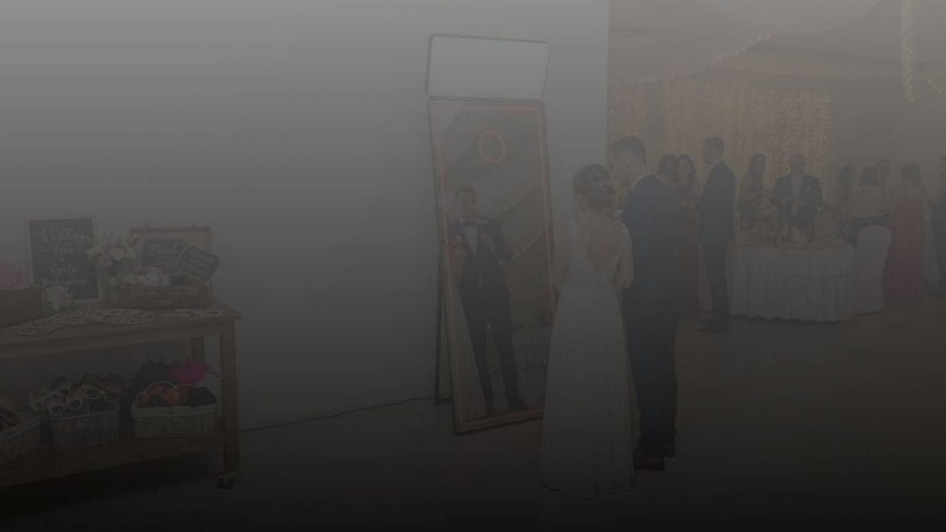 Een luxe 65 inch Magic Mirror photobooth van Amor Eternal Booth op een bruiloft met een interactieve fotospiegel, rode loper en gepersonaliseerde fotostrips voor gasten.